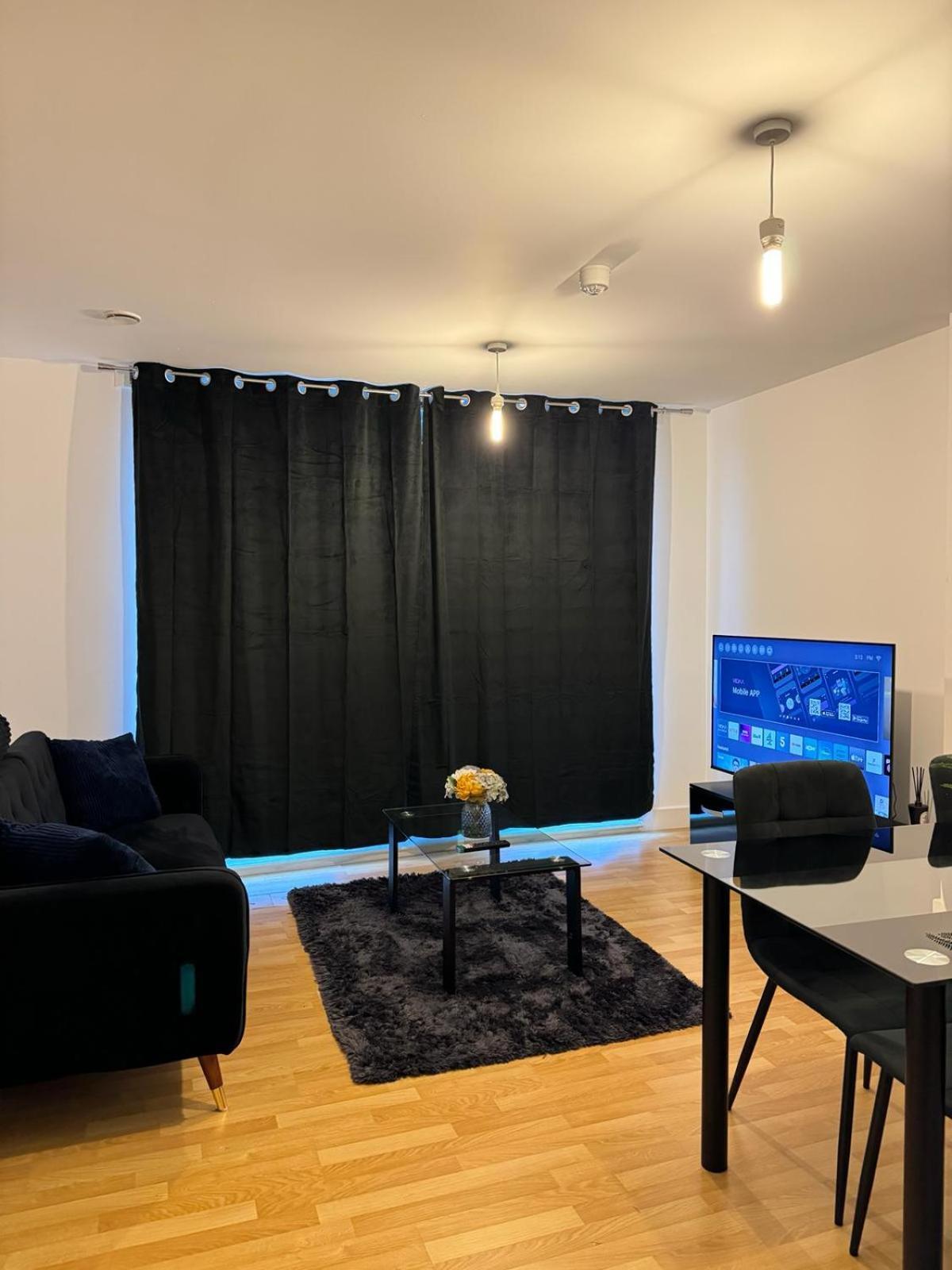Spacious 2 Bedrooms Apartment In Stratford ลอนดอน ภายนอก รูปภาพ
